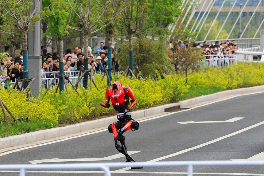 kaiyun-“闪电”打破半马记录，荣耀何以跨界突破